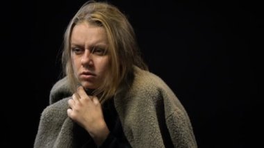 Uyuşturucu bağımlısı erkek esrar satıcısı elinden, sosyal alt ortak alarak