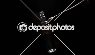 Karanlıkta, el sallayarak ile alkollü alarak votka inerler yukarıdan aşağıya doğru sefalet