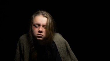 Esrar ortak fro satıcı el, çekici kadın karanlıkta sigara uyuşturucu bağımlısı