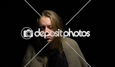 Depresif terk edilmiş kadın alarak yardım eli değişiklikleri, inanç kavramı sunan