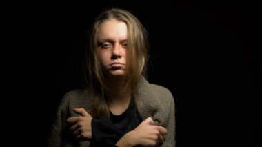 Aile içi şiddet kurbanı yardım eli, işkence kaçmak, umut isteyen açgözlü