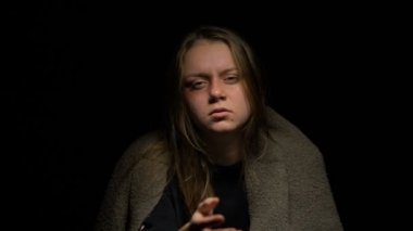 Yüzüne elini, kötüye tutarak yardım istemek medeni şiddet kurbanı ile çürükler