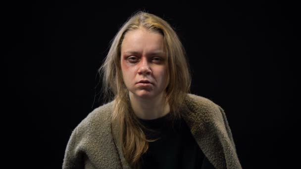 Chorando Vítima Assédio Sexual Com Hematomas Enxugando Lágrimas Violência Doméstica — Vídeo de Stock