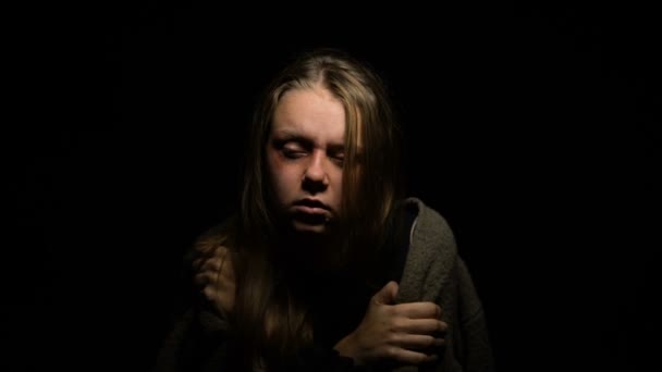暗闇の中で手をディーラーからの線量と麻薬中毒女性服用シリンジ — ストック動画