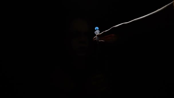 Рука Наркодилера Дає Шприц Дозою Залежній Людині Темряві Страждання — стокове відео