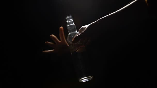 Alcohólico Tomando Vodka Con Mano Temblorosa Oscuridad Descender Fondo Miseria — Vídeos de Stock