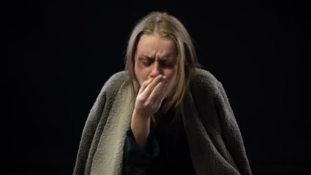 Femeie Cerșetor Tuse Tare Uitându Frică Mână Sânge Tuberculoză — Videoclip de stoc