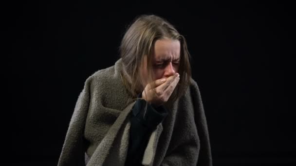 生病的无家可归的妇女咳嗽硬 从疼痛颤抖 传染病 — 图库视频影像