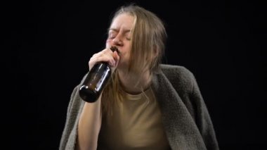 Alkollü bira içme, aynaya bakmak ve ağlıyor yaralı yüz kadınla