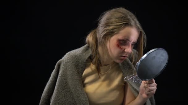 Испуганные Раненые Женщины Жертвы Домашнего Насилия Глядя Зеркало Депрессия — стоковое видео