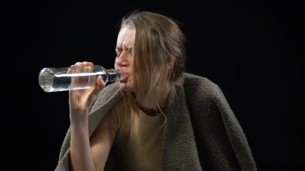 Desperat Kvinna Med Sårade Ansikte Dricka Vodka Försöker Glömma Sig — Stockvideo