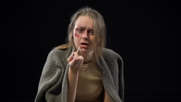 沮丧的女人与伤口在脸颊上涂口红和哭泣在绝望中 — 图库视频影像