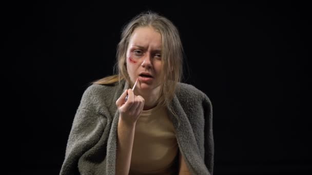 Depressieve Vrouw Met Wond Wang Lippenstift Toe Passen Wanhoop Huilen — Stockvideo