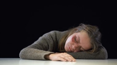 Uyku tablo, Aile içi şiddet kurbanı, ağrı yüzündeki morluklar kadınla