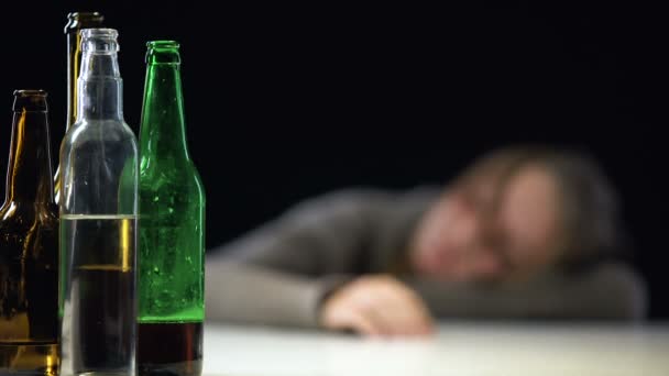 Mulher Viciada Dormindo Mesa Depois Beber Álcool Efeito Prejudicial Saúde — Vídeo de Stock