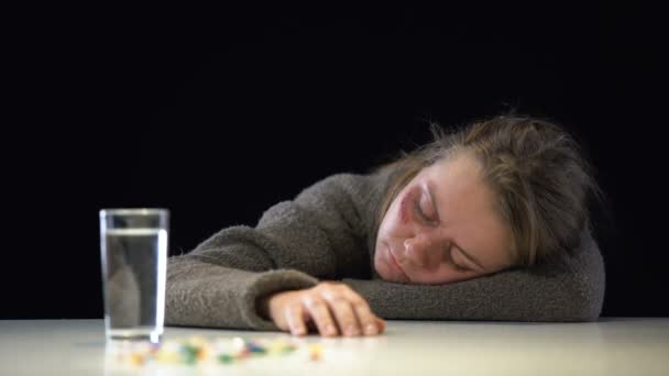 Mujer Con Herida Mejilla Durmiendo Mesa Medicamentos Antiansiedad Sobredosis Ayuda — Vídeos de Stock