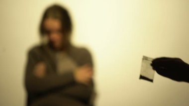 El yoksunluk belirtileri paket toz ile acı gösteren kadın, rehabilitasyon
