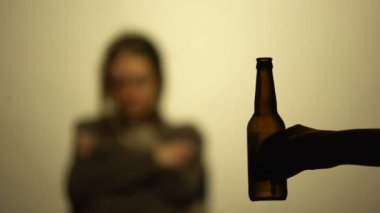El gösteren alkol bağımlısı kadın şişe bira, rehabilitasyon, irade ile