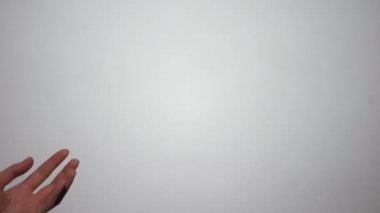 El sallayarak beyaz arka plan, kendi kendine eziyet, kendi kendine ceza korkutuyor ile
