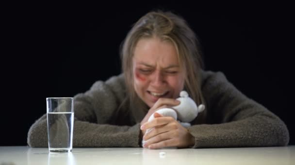 Mulher Desesperada Abraçando Bicho Pelúcia Chorando Tomando Analgésico Abuso — Vídeo de Stock