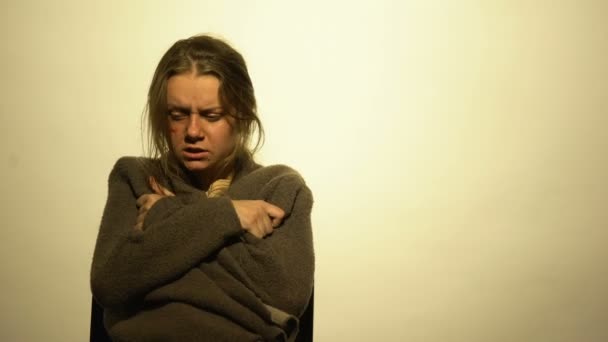Interrogador Mostrando Seringa Feminina Com Medicação Violação Dos Direitos Humanos — Vídeo de Stock