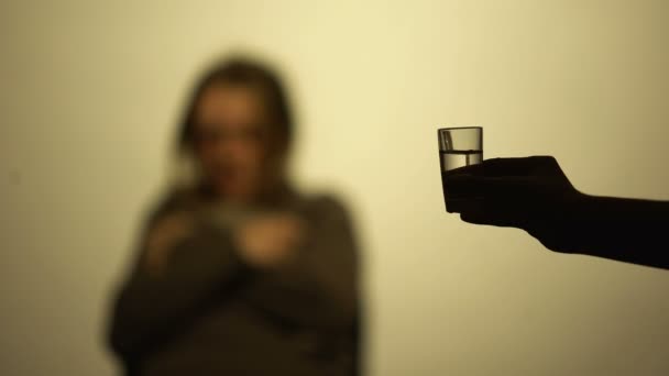Mano Mostrando Alcohol Adicto Vidrio Femenino Con Vodka Comprobación Fuerza — Vídeos de Stock