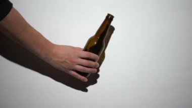 Alkol bağımlısı kendi kendine olan kol, zararlı alışkanlığı ile bira şişesi veren el