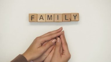 Kalp, sevgi ve bakım holding tahta küpler, hanımefendi göndermek ve childs eller üzerinde aile kelime