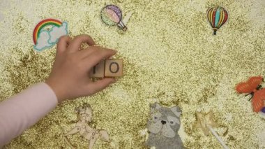Oyuncaklar kelime küpleri yapılan çocuk, parlak arka plan, online mağaza, stop motion