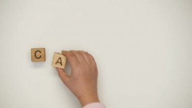 Çocuk, çocuk anneler elini, aile sevgisi tutarak yapılmış ahşap küpleri bakım kelime
