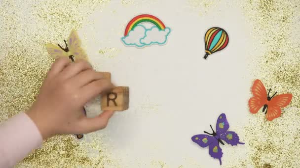 梦字的立方体由孩子做 手抚摸玩具狗 希望有宠物 — 图库视频影像