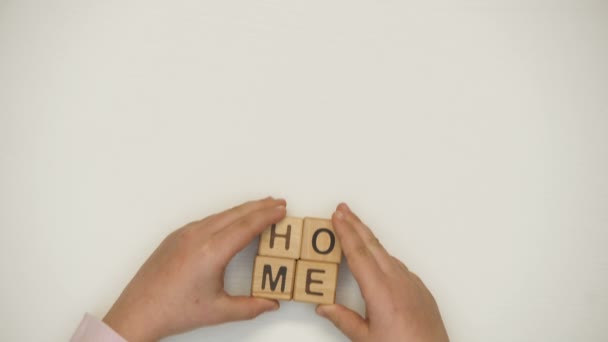 ホームレスの家を夢見ている子供によって作られたキューブ上のホームの単語 — ストック動画