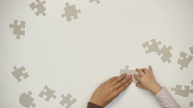 Hanımefendi göndermek ve çocuklar el çözme yapboz, erken geliştirme Okulu, eğitim