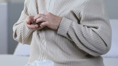 Para sayma ve ağlayarak mutsuz yaşlı kadın, yoksulluk ve sosyal sorunları