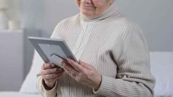 Oudere Dame Knuffelen Foto Frame Denken Verdwenen Persoon Herinneringen Huilen — Stockvideo