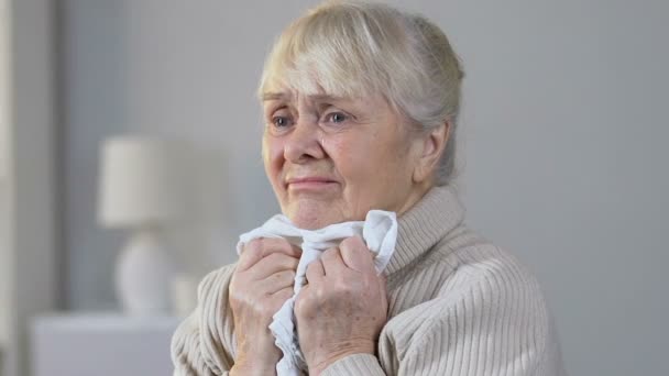 Einsam Verlassene Depressive Alte Frau Weint Verzweifelt Pflegeheim — Stockvideo