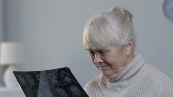 Ärztin Tröstet Verzweifelt Weinende Ältere Frau Pflegeheim — Stockvideo
