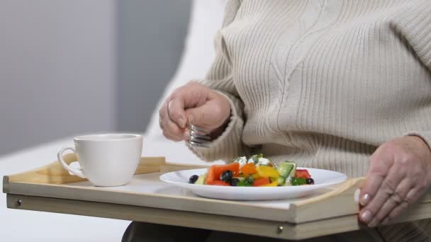 Idős Reggeli Egészséges Fogyókúra Minőségi Táplálkozás Eszik Friss Salátával — Stock videók