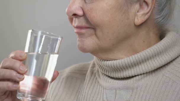 Faltige Ältere Frau Trinkt Wasser Hat Durst Nimmt Medikamente Nahaufnahme — Stockvideo