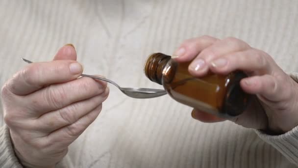 Sakit Wanita Tua Menuangkan Sirup Batuk Sendok Dengan Tangan Gemetar — Stok Video