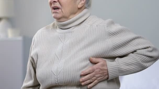 Invecchiamento Femminile Che Soffre Forte Dolore Petto Malattie Cardiache Rischio — Video Stock