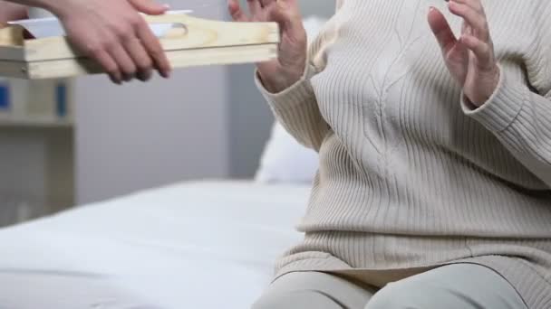 Ondeugende Oudere Vrouw Weigert Eten Van Pap Verpleeghuis Untasty Voedsel — Stockvideo