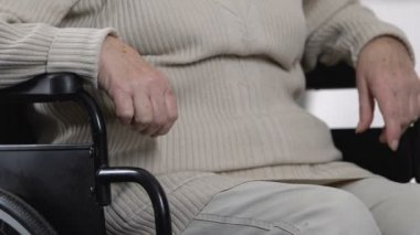 Tekerlekli sandalye ekose, bakım ile üst düzey engelli kadın hastada kapsayan hemşire