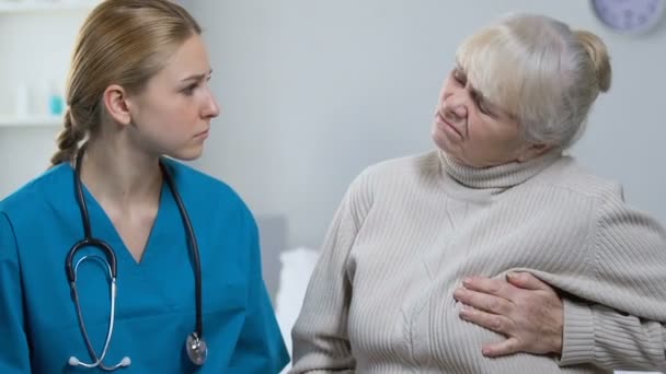 Mulher Idosa Paciente Dizendo Médico Sobre Dor Forte Peito Chamando — Vídeo de Stock