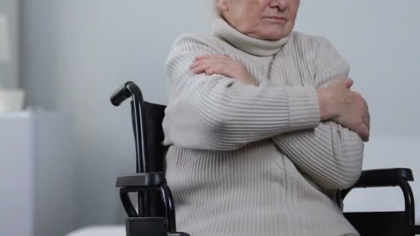 Jovem Enfermeira Útil Cobrindo Senhora Deficiente Cadeira Rodas Com Xadrez — Vídeo de Stock