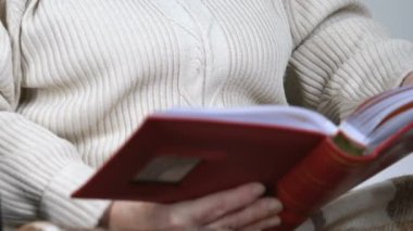 Geçmiş zaman hatırlayarak mutsuz yaşlı Bayan görünümlü fotoğraf içinde albüm, ağlıyor