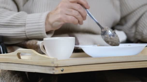 Donna Anziana Mangiare Porridge Sgradevole Con Disgusto Gettare Cucchiaio Casa — Video Stock