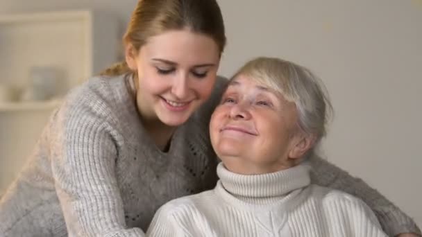 爱的孙女抱着坐在轮椅上的快乐残疾妇女 家庭价值观 — 图库视频影像