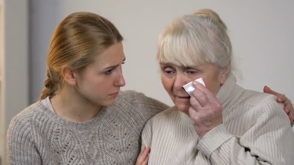 Ung Dam Tröstande Olycklig Gråtande Mormor Lida Förlust Stöd Familjen — Stockvideo