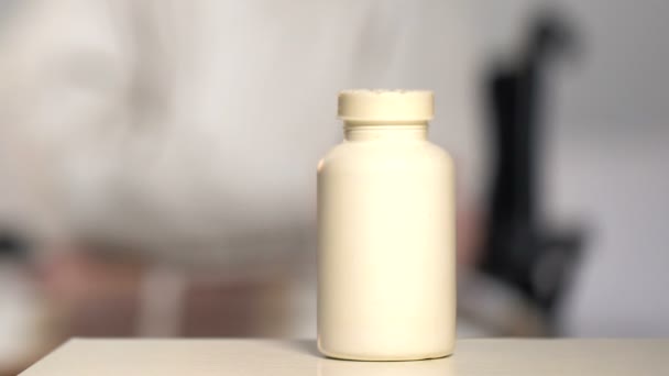 Aufgebrachte Ältere Patientin Keine Tabletten Nehmen Und Fühlt Sich Hilflos — Stockvideo